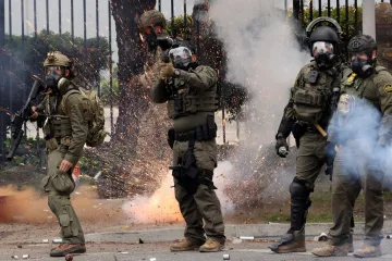 Suzavac i gumeni meci nisu pomogli, Trump poslao Nacionalnu gardu na prosvjednike u Los Angelesu