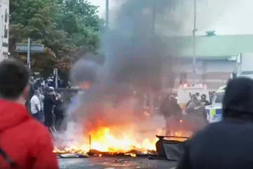 Grad im izgleda poput ratne zone: Prosvjednici pale kuće i automobile, scene su nezapamćene