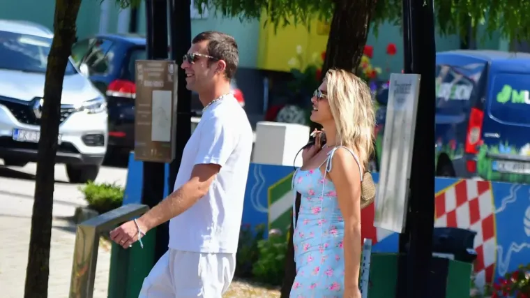 Izdominirali &scaron;picom: Mladić u roza čarapama koje upadaju u oči, a dama u ležernoj haljini