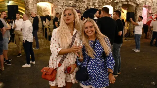 Zbog njih su vina pala u drugi plan: Dvije zgodne plavu&scaron;e osmijesima zasjenile festival