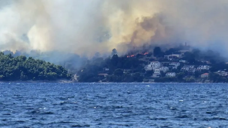 Veliki požar na &Scaron;olti! Vatrogasne snage na terenu, stigao i kanader