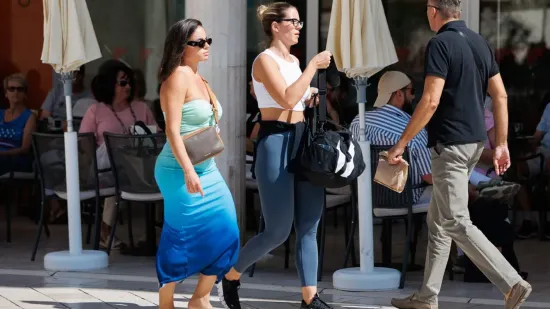 Odjenula ljetnu haljinu i podigla temperaturu u Zadru: Zanosna brineta istaknula obline