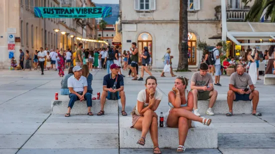 Zgodne žene, riva i 'vruća' atmosfera: Splićanke pro&scaron;etale, a turisti odu&scaron;evljeno gledali