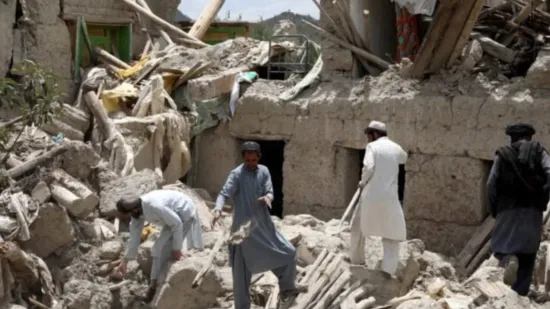 Pogledajte očajne mje&scaron;tane kako rukama kopaju po ru&scaron;evinama u potrazi za preživjelima