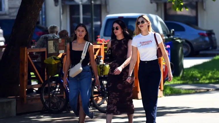 Zaustavile poglede, dah i promet: Tri zgodne dame pro&scaron;etale gradom i očarale Karlovčane