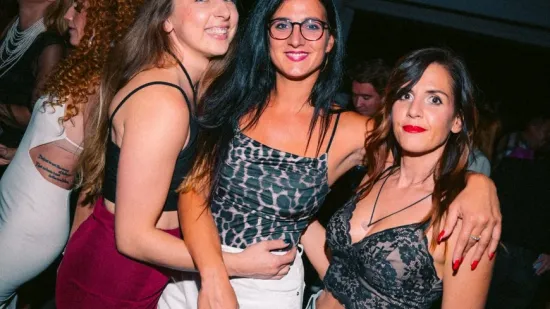 Red zabave i vruće atmosfere: Tri zavodljive brinete zapalile podij i raspametile prisutne