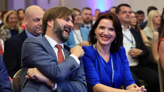 Danijela Milo&scaron; Sprčić ukrala pažnju na konferenciji u royal plavoj haljini: Pored nje smije&scaron;io se biv&scaron;i ministar