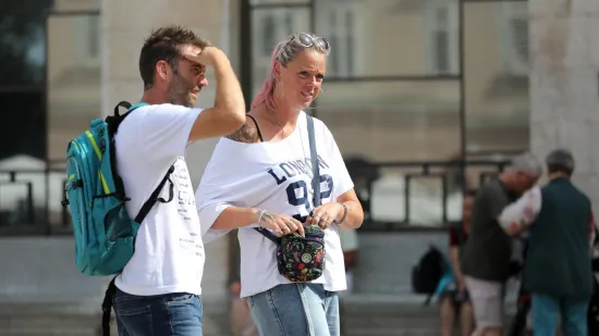 Roza kosa i chic tetovaže: Hrabri stil samozatajne djevojke u bijelom bio je pravo osvježenje