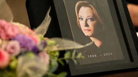 Tužni prizori okupljenih: Brojni kolege i prijatelji oprostili se od voljene Gabi Novak