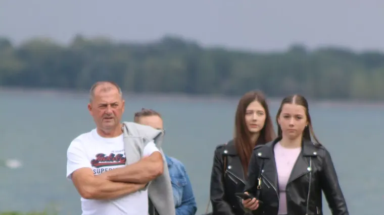 Dress code u Međimurju su uske traperice i kožne jakne: Zgodne cure pro&scaron;etale uz Dravu