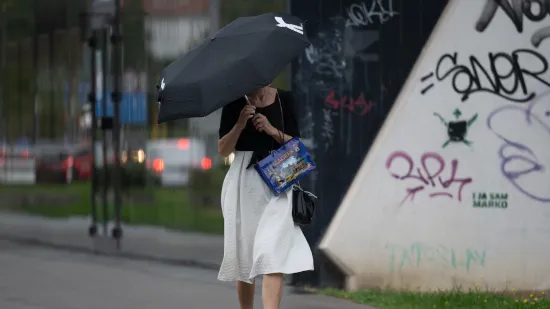 U moru ki&scaron;obrana istaknula se ona: Zagrepčanka u bijeloj suknji i crno-bijelim &scaron;tiklama pravi je modni pogodak