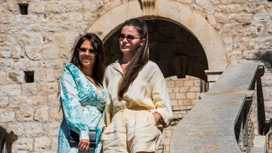 Dame zablistale u centru Korčule i privukle pažnju fotografa