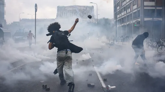 Policija u punoj ratnoj spremni sukobila se s prosvjednicima, gađali ih suzavcima: Pogledajte snimke strave