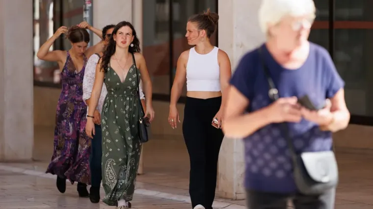 Ma kakva jesen: Zadranke pro&scaron;etale u haljinicama i privlačile poglede slučajnih prolaznika