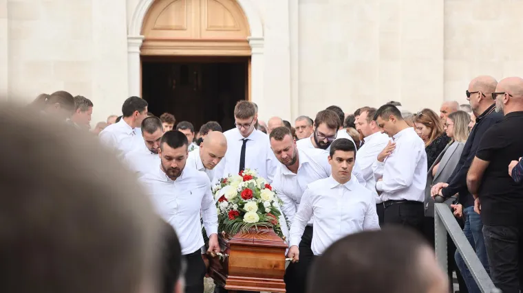 Dalmacija zavijena u crno: Pogledajte posljednji ispraćaj poginulih planinara