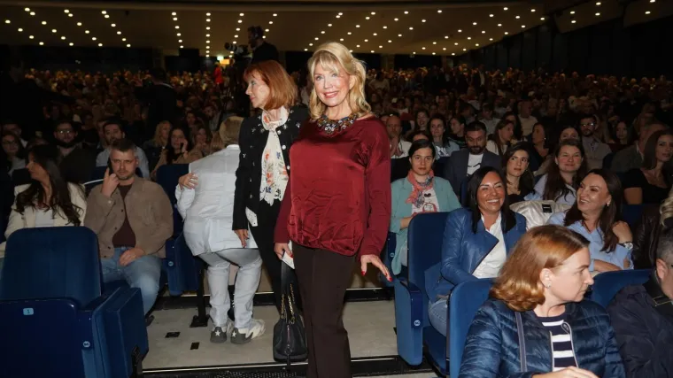 Suzana Mančić se pojavila na koncertu u Beogradu i zasjenila sve: &Scaron;armantna glumica kao da ne stari