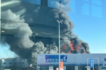 Buktinja guta skladište guma, u blizini je benzinska postaja: Robot stigao u pomoć