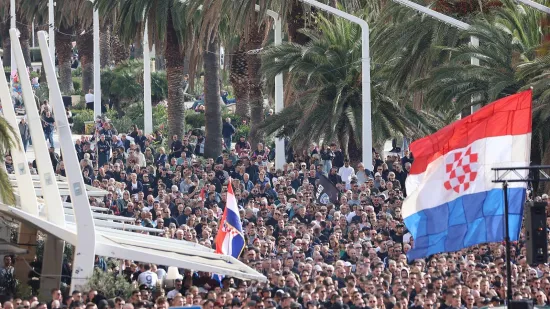 Pogledajte prizore s Rive: Tisuće ljudi okupilo se u znak potpore uhićenim navijačima