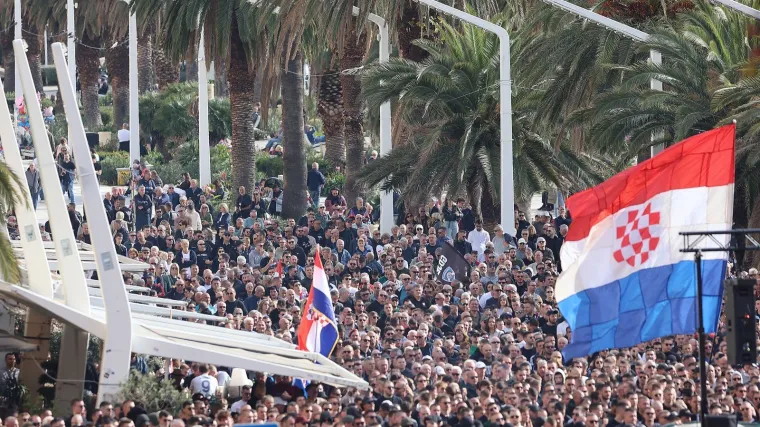 Pogledajte prizore s Rive: Tisuće ljudi okupilo se u znak potpore uhićenim navijačima