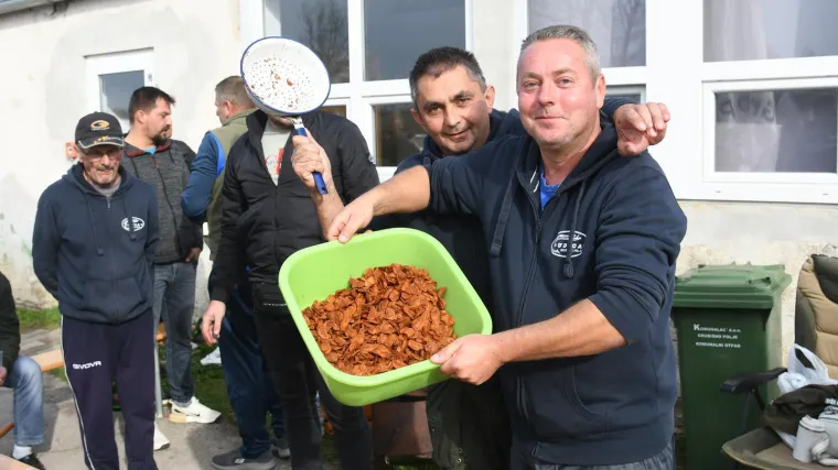 Slasni, masni, tko ih ne bi jeo! Čvarkijadi u Grubi&scaron;nom polju nitko nije mogao odoljeti