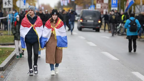 Hrvati se prisjećaju žrtve Vukovara 1991.: Okupljanje kod Nacionalne memorijalne bolnice