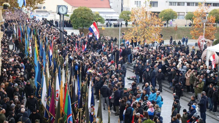 Pogledajte kako je izgledao susret sukobljenih navijačkih skupina u Koloni sjećanja