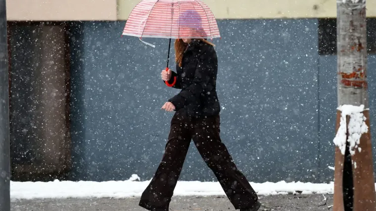 Snijeg je nije zaustavio: Mlada Karlovčanka ukrala pažnju u chic zimskoj kombinaciji