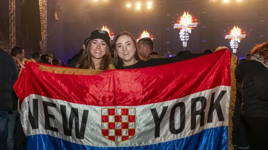 Legice i lege u ekstazi na Thompsonovom koncertu: Natpis na jednoj zastavi će vas nasmijati