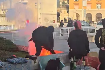 Incident u Rijeci: Maskirani tipovi bacili baklju na ljude u kafiću, osoba pogođena u leđa