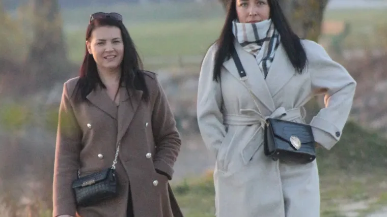 Osmijeh koji je rastjerao sivilo: Brineta u smeđem kaputu ukrala show na &scaron;etnici uz Dravu