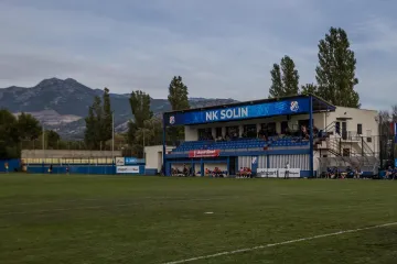 Svastika osvanula na travnjaku u Dalmaciji