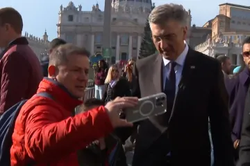 Ljudi okružili Plenkovića, padali selfieji u Vatikanu: 'Vi ste iz Brazila?'