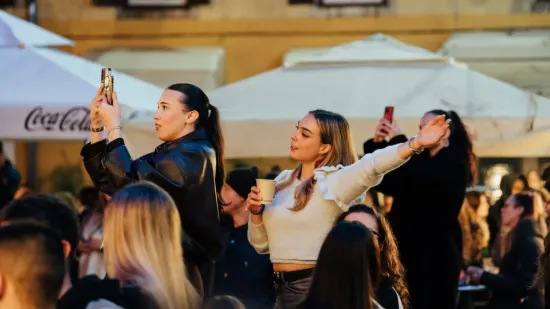 Sve je očarala: Ljepotica u bijelom džemperu gledala u Jakova Jozinovića, a svi ostali u nju