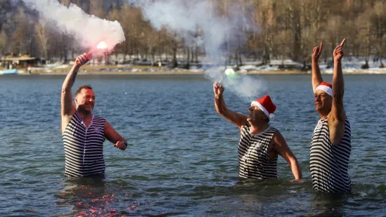 Opatijski Kukali nazdravili Novoj godini u jezeru Bajer: Ni led na povr&scaron;ini ih nije omeo