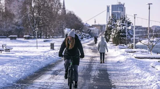 Osječani novu godinu započeli aktivno: Djevojka na biciklu ne boji se leda i zime