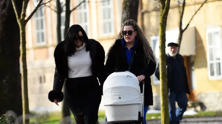 Crna bundica i bijela kolica: Ove dvije prijateljice izabrale su odličnu kombinaciju za &scaron;etnju Karlovcem