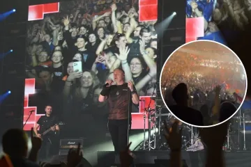 Thompson zapjevao pjesmu, cijela dvorana zagrmila, a pogledajte što radi muškarac na dnu snimke