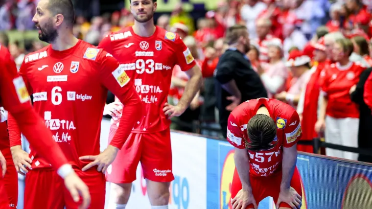 Pogledajte &scaron;to su tužni rukometa&scaron;i radili nakon bolnog poraza: Jedan detalj posebno bode u oči