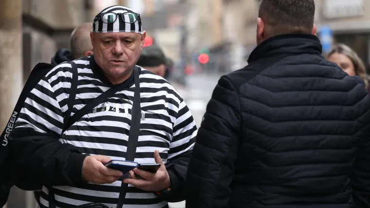 Pazite &scaron;to je Keleminec obukao za novi prosvjed: Thompson tre&scaron;tao ispred sredi&scaron;njice HDZ-a