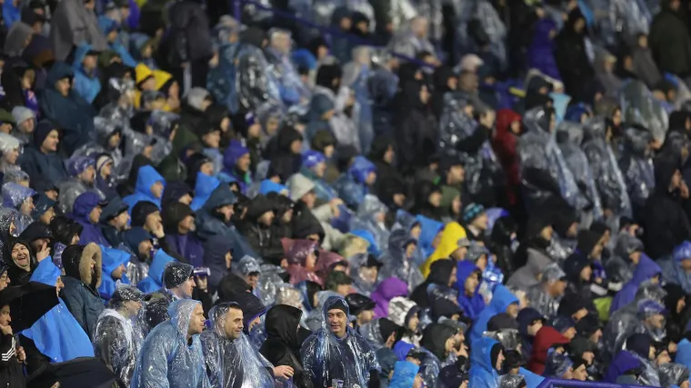 Dok je Dinamo igrao ključnu utakmicu, jedan navijač privukao pažnju na ki&scaron;nom Maksimiru