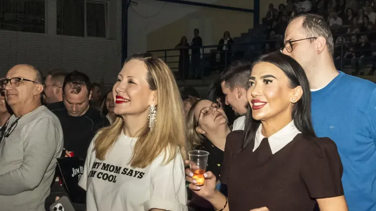 Legice u minicama zasjenile nastup: Plavu&scaron;a i crnka ukrale show na koncertu The Frajli u Osijeku