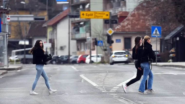Siva svakodnevica? Ne za nju! Kovrčava crnka u uskim trapericama oživjela ulice Slunja