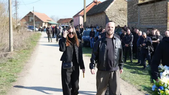 Neutje&scaron;ne kolege se opra&scaron;taju: Uplakana Aleksandra Prijović stigla na sahranu brata Darka Lazića