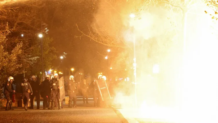 Molotovljevi kokteli i vatromet letjeli na Ured premijera: Eskalirali prosvjedi u Albaniji