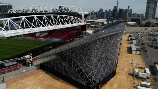 Bože dragi! Je li moguće da će tu igrati Hrvatska? Teren se ne vidi, a tribine su opasne po život