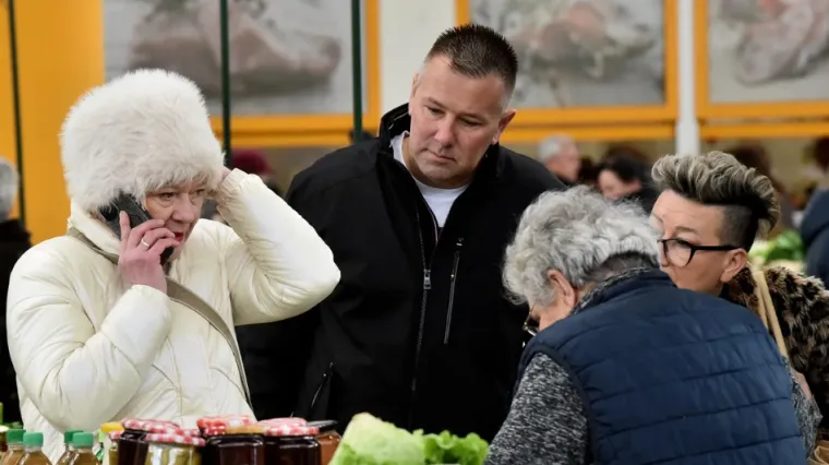 Dama u bijeloj jakni i bijeloj &scaron;ubari dominirala varažinskom tržnicom