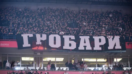 Navijački kaos na parketu i tribinama: Derbi Zvezde i Partizana izmakao kontroli