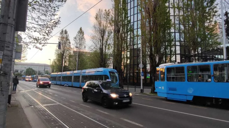 Prizori kolapsa u Zagrebu: Nesreća, zastoj tramvaja i zatvaranje ceste napravili kaos