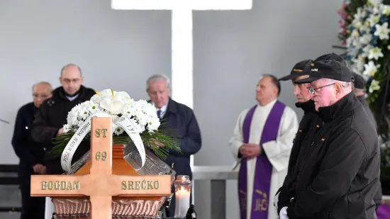 Na sprovodu i lica koja dugo nismo vidjeli: Pogledajte tko se sve oprostio od Srećka Bogdana